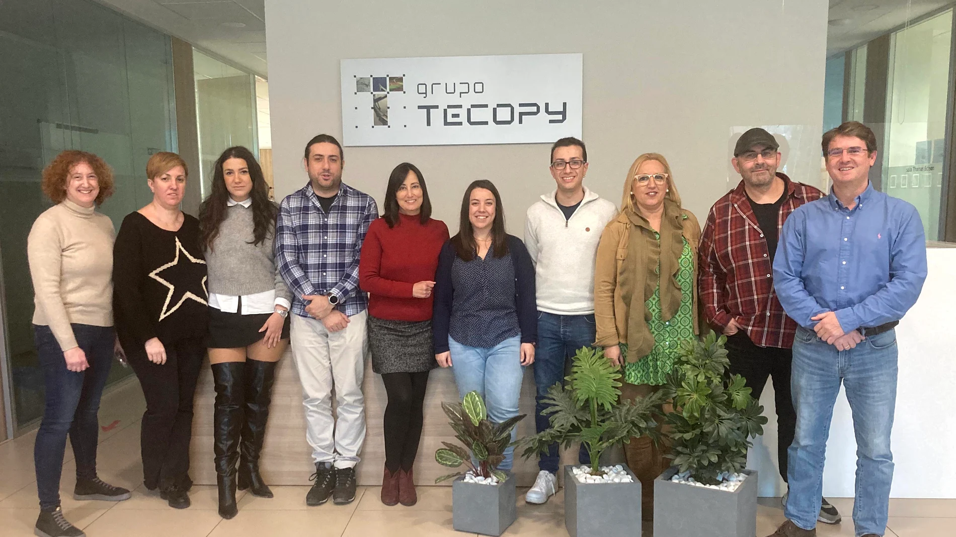 El equipo de enclave autor de ‘Aulas virtuales inmersivas’ (I a D) Diana Sanz Álvarez, Miriam García Sanz, Cristina Fernández Nieto, Jorge López Martín, Mónica Mellado Espinilla, Lorena Olmos Rodriguez (directora gerente), Manuel Vidal Polo, María José Villa González, Jorge Rubio Gómez y Javier de Lucas Herrero