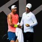 Nadal dialoga con Carlos Moyá durante un entrenamiento en Melbourne