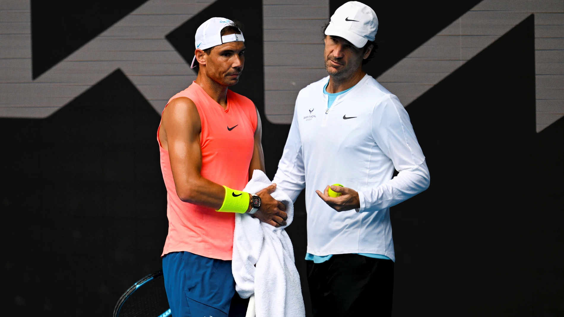 Nadal dialoga con Carlos Moyá durante un entrenamiento en Melbourne