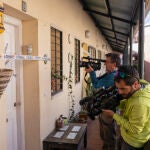 MÁLAGA, 15/01/2023.- Vivienda precintada donde la Policía Nacional ha hallado el cuerpo sin vida de una mujer de 60 años, presuntamente asesinada por su hijo de 39 años y que ha sido detenido. La Policía Nacional ha detenido este domingo a un hombre de 39 años por la muerte violenta de su madre, de 60, en su domicilio de Málaga, han informado a EFE fuentes cercanas a la investigación. EFE/Carlos Díaz