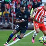 Lemar disputa un balón con el centrocampista de la UD Almería, Alejandro Pozo