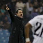 Xavi da instrucciones durante el partido