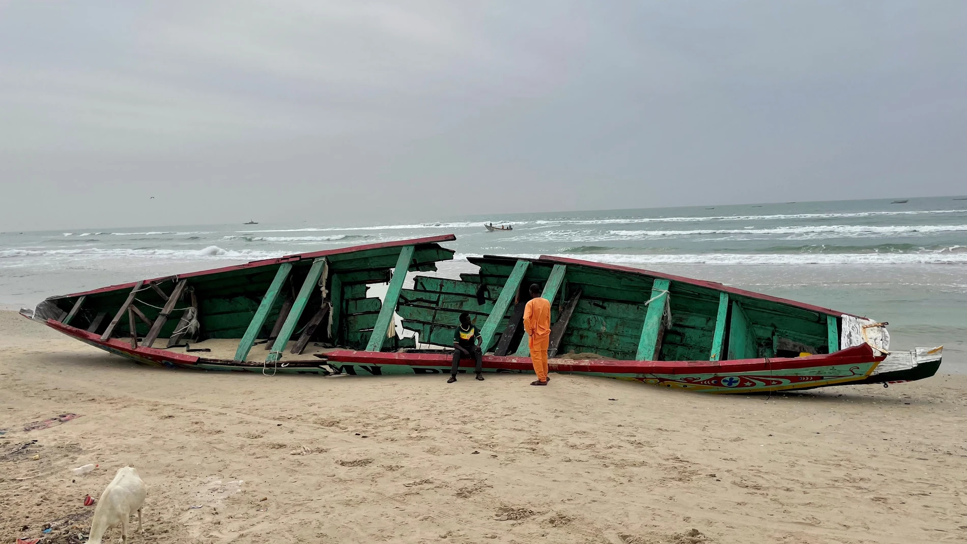 Una patera venida de Gambia, naufragada en la costa senegalesa.