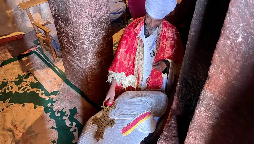 Un sacerdote ofrece su bendición a una mujer.