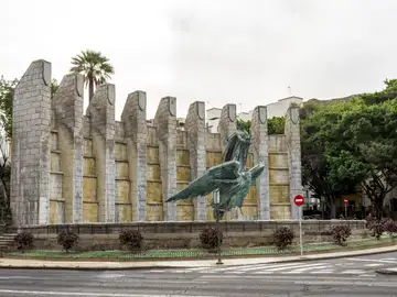 El monumento obra de Juan de Ávalos, escultor del Valle de los Caídos, en Santa Cruz de Tenerife El monumento obra de Juan de Ávalos, escultor del Valle de los Caídos, en Santa Cruz de Tenerife