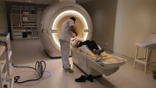 Imagen de archivo de un paciente sometiéndose a una resonancia magnética