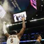 LeBron James, segundos antes de comenzar el partido de los Lakers ante los Sixers