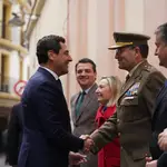 El presidente de la Junta de Andalucía, Juanma Moreno, durante la firma del convenio de financiación de la base logística de Córdoba. JUNTA DE ANDALUCÍA
