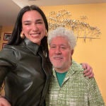 Pedro Almodóvar y Dua Lipa