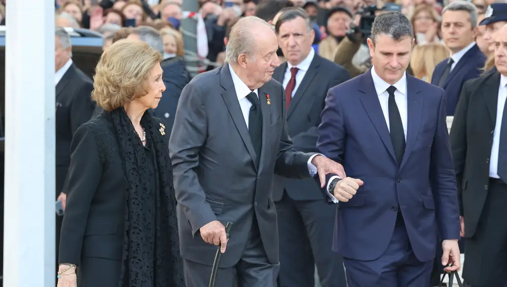 Los Reyes Juan Carlos I y Sofía en el funeral de Constantino de Grecia