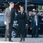 Los Reyes a su llegada al funeral de Constantino de Grecia.