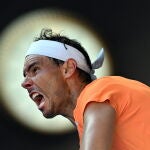 Rafa ejecuta un servicio durante su partido ante Draper