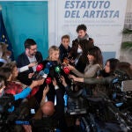 La vicepresidenta segunda del Gobierno y ministra de Trabajo y Economía Social, Yolanda Díaz, atiende a medios tras participar en un diálogo abierto con el sector artístico en el Palacio de Zurbano, en Madrid