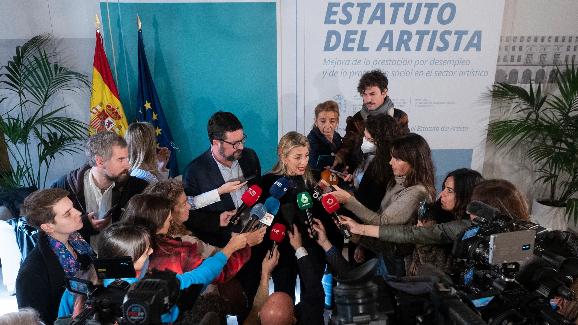 La vicepresidenta segunda del Gobierno y ministra de Trabajo y Economía Social, Yolanda Díaz, atiende a medios tras participar en un diálogo abierto con el sector artístico en el Palacio de Zurbano, en Madrid