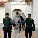 Imagen de archivo de dos agentes de la Guardia Civil deteniendo a un hombre