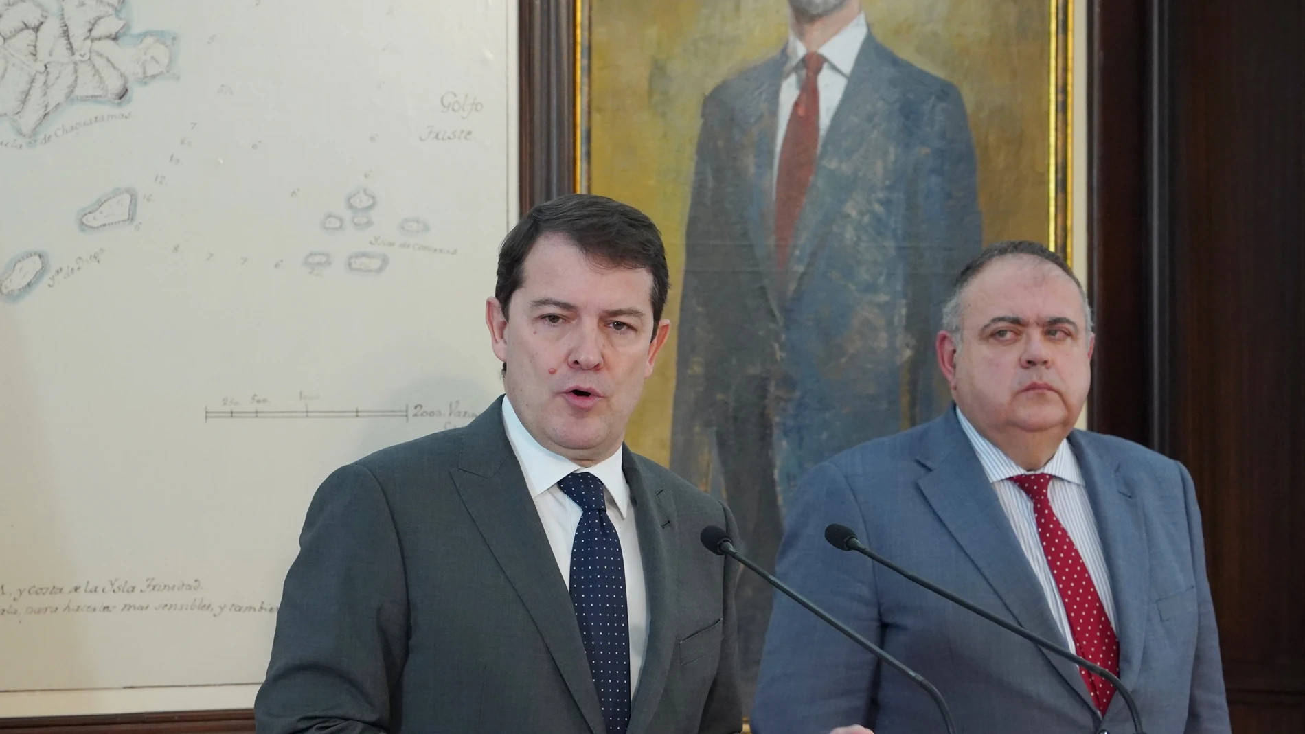 Fernández Mañueco junto al consejero de Sanidad, Alejandro Vázquez