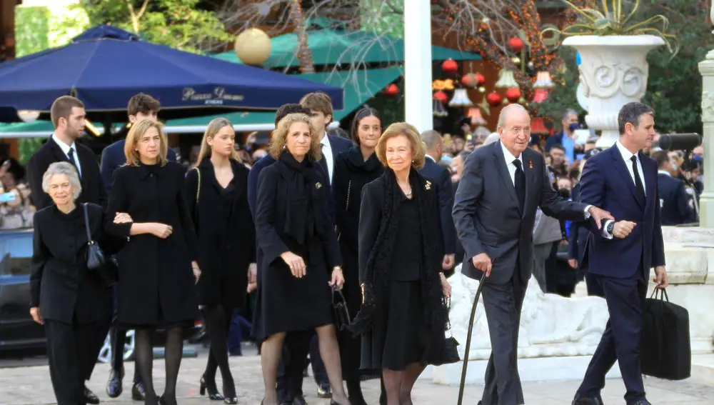 Don Juan Carlos y Doña Sofía, acompañados por la princesa Irene, las Infantas Elena y Cristina, y sus hijos: Froilán y Victoria Federica de Marichalar, Juan, Pablo, Irene y Miguel Urdangarin