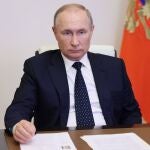 El presidente ruso, Vladimir Putin, escucha al gobernador de la región de Novosibirsk, Andrei Travnikov, durante sus conversaciones por videoconferencia en la residencia estatal de Novo-Ogaryovo