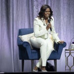 Michelle Obama con traje sastre blanco