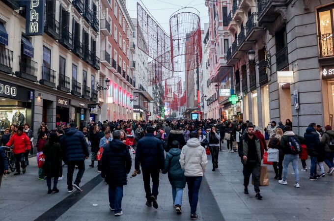 Cientos de personas en la calle comercial de Preciados, en el centro de Madrid