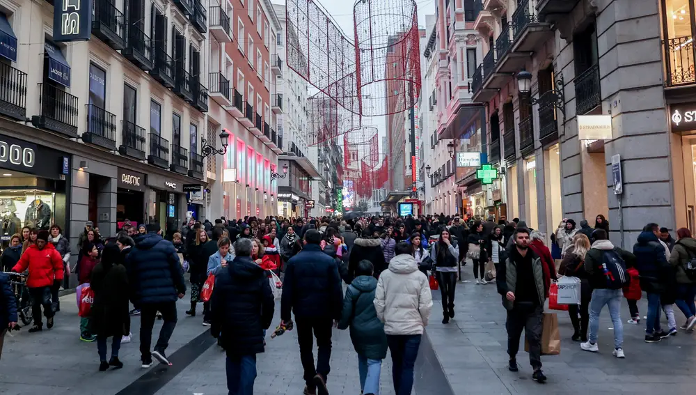 Cientos de personas en la calle comercial de Preciados, en el centro de Madrid