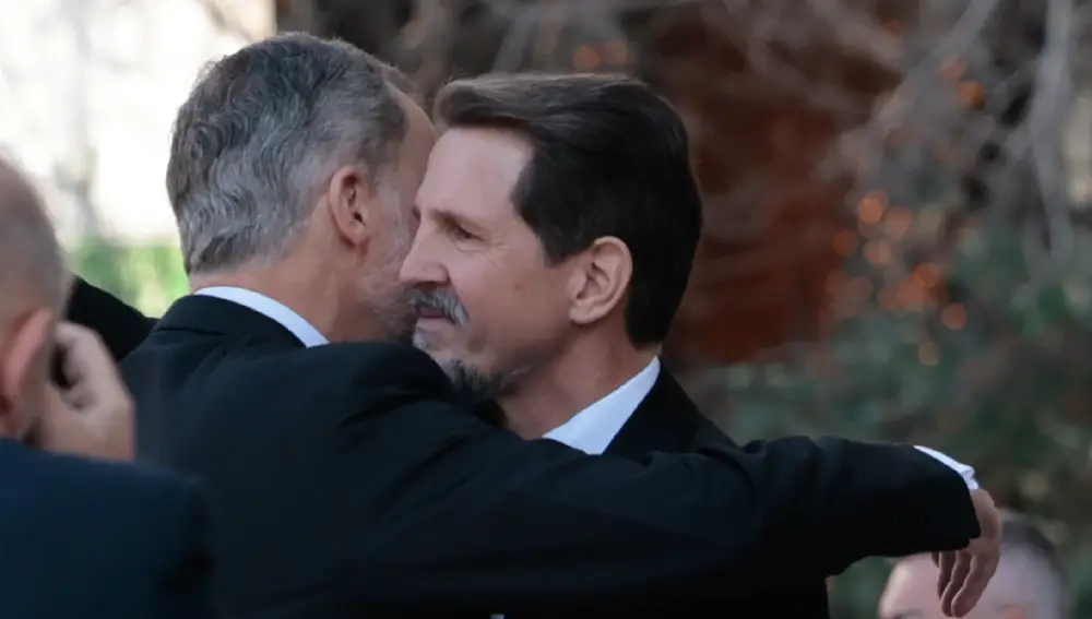 El Rey Felipe VI abraza a su primo Pablo de Grecia en el funeral del Rey Constantino