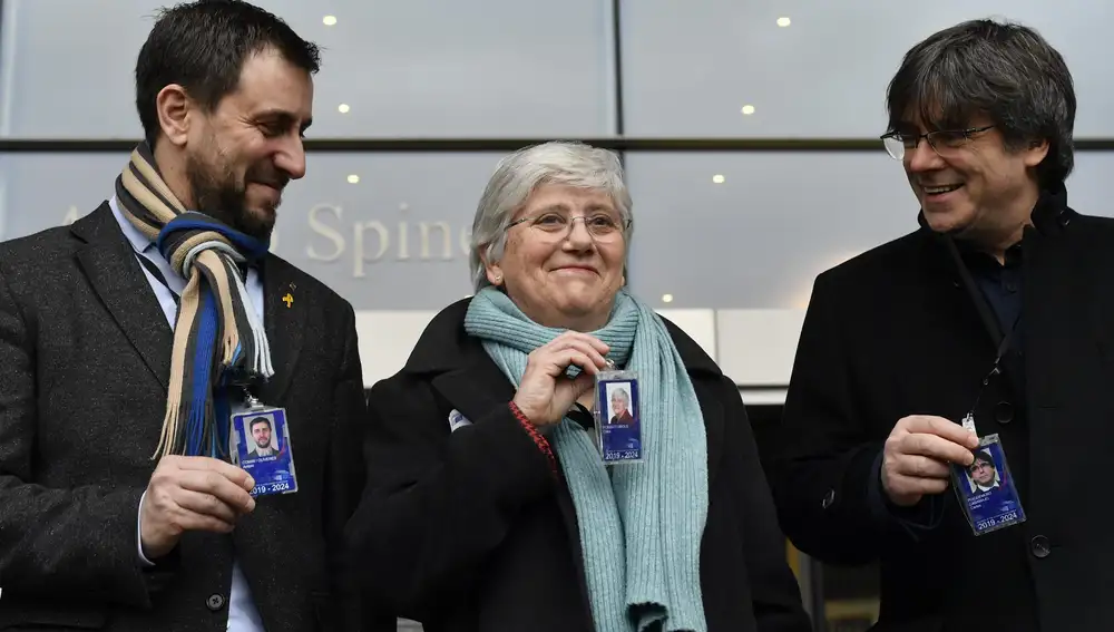 La exconsejera catalana de Educación Clara Ponsatí, junto a Carles Puigdemont (dcha.) y el también exconsejero Toni Comín, en el Parlamento Europeo