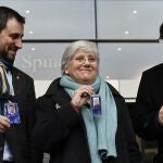 La exconsejera catalana de Educación Clara Ponsatí, junto a Carles Puigdemont (dcha.) y el también exconsejero Toni Comín, en el Parlamento Europeo
