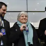 La exconsejera catalana de Educación Clara Ponsatí, junto a Carles Puigdemont (dcha.) y el también exconsejero Toni Comín, en el Parlamento Europeo