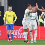 Los jugadores del Elche celebran el gol del empate ante el Cádiz