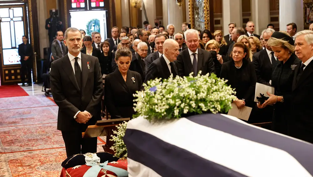 Los Reyes Felipe VI y Letizia, ante los restos mortales de Constantino de Grecia