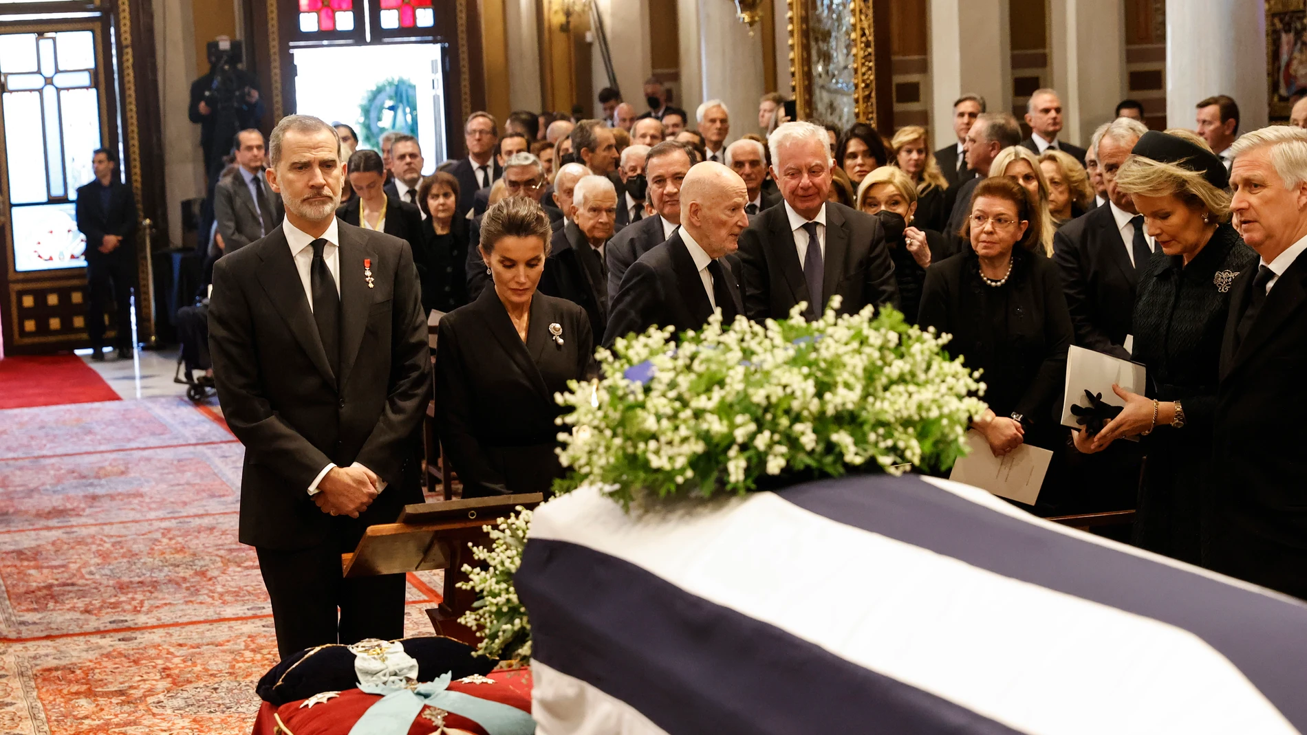 Los Reyes Felipe VI y Letizia, ante los restos mortales de Constantino de Grecia