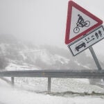 Niebla densa en O Cebreiro (Lugo) este martes, con la carretera 633 cortada al tráfico de camiones