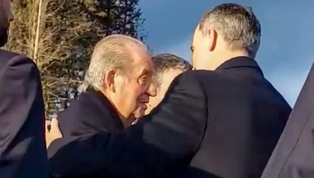 ATENAS, 17/01/2023.-El rey Felipe VI y el rey Emérito se saludan ayer lunes durante la despedida de Constantino II, hermano de la reina Sofía y último rey de Grecia