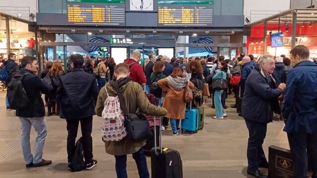 Pasajeros esperan en la estación de Santa Justa, en Sevilla, debido a retrasos en la Línea de Alta Velocidad (AVE)