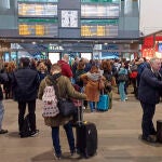Pasajeros esperan en la estación de Santa Justa, en Sevilla, debido a retrasos en la Línea de Alta Velocidad (AVE)