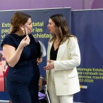 La ministra de Igualdad, Irene Montero (d), y la secretaria de Estado de Igualdad y contra la Violencia de Género, Ángela Rodríguez Pam (i), conversan en la presentación de la Estrategia Estatal para combatir las Violencias Machistas 2022-2025