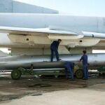 Un Kh-22 montado en un Tu-22M.