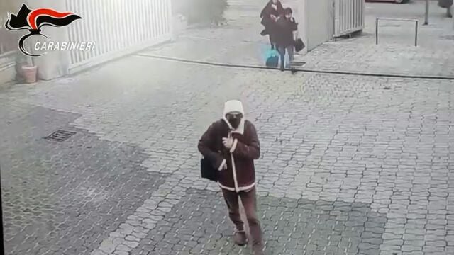 Una imagen del capo de la mafia Messina Denaro captada por las cámaras de seguridad de la clínica privada en la que fue después arrestado