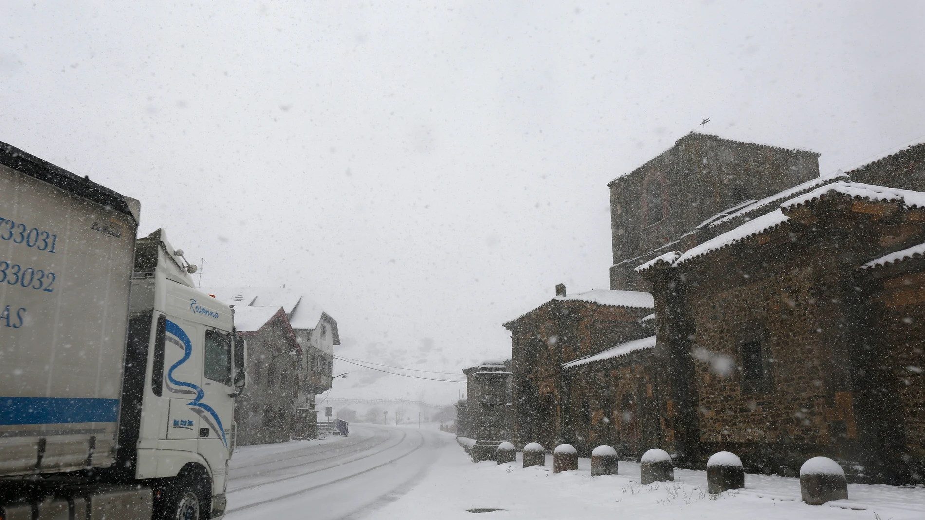 Un camión circula por una carretera nevada en la provincia de León
