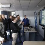 El alcalde, viendo las imágenes transmitidas por las cámaras del polígono Marconi