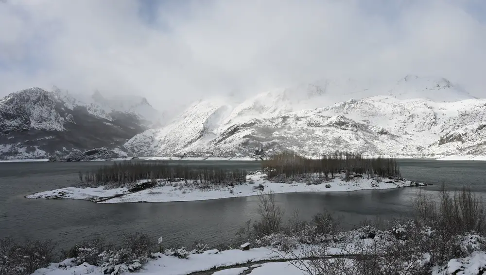 La nieve cubre las montañas cercanas a la villa leonesa de Riaño