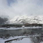 La nieve cubre las montañas cercanas a la villa leonesa de Riaño
