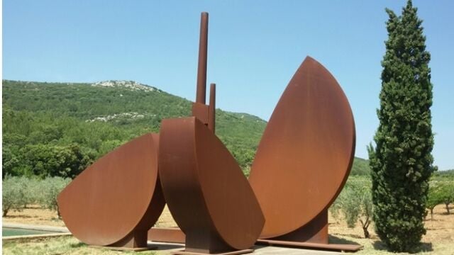 Imagen de una escultura de Miquel Navarro con la cumbre del pico de Tejo al fondo