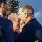 El rey Felipe VI y el rey Emérito se saludan ayer lunes durante la despedida de Constantino II