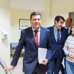 Los consejeros Carlos Fernández Carriedo y Juan Carlos Suárez-Quiñones junto a la alcaldesa de Bernuy de Porreros, Yolanda Benito, antes de firmar el acuerdo