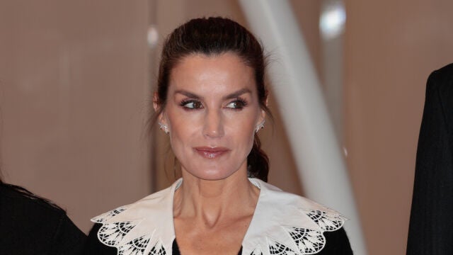 La Reina Letizia inaugura FITUR con un look de lo más sorprendente.
