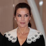 La Reina Letizia inaugura FITUR con un look de lo más sorprendente.