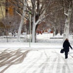 Una mujer camina por la nieve en Burgos, durante la fuerte nevada que cayó hace diez días