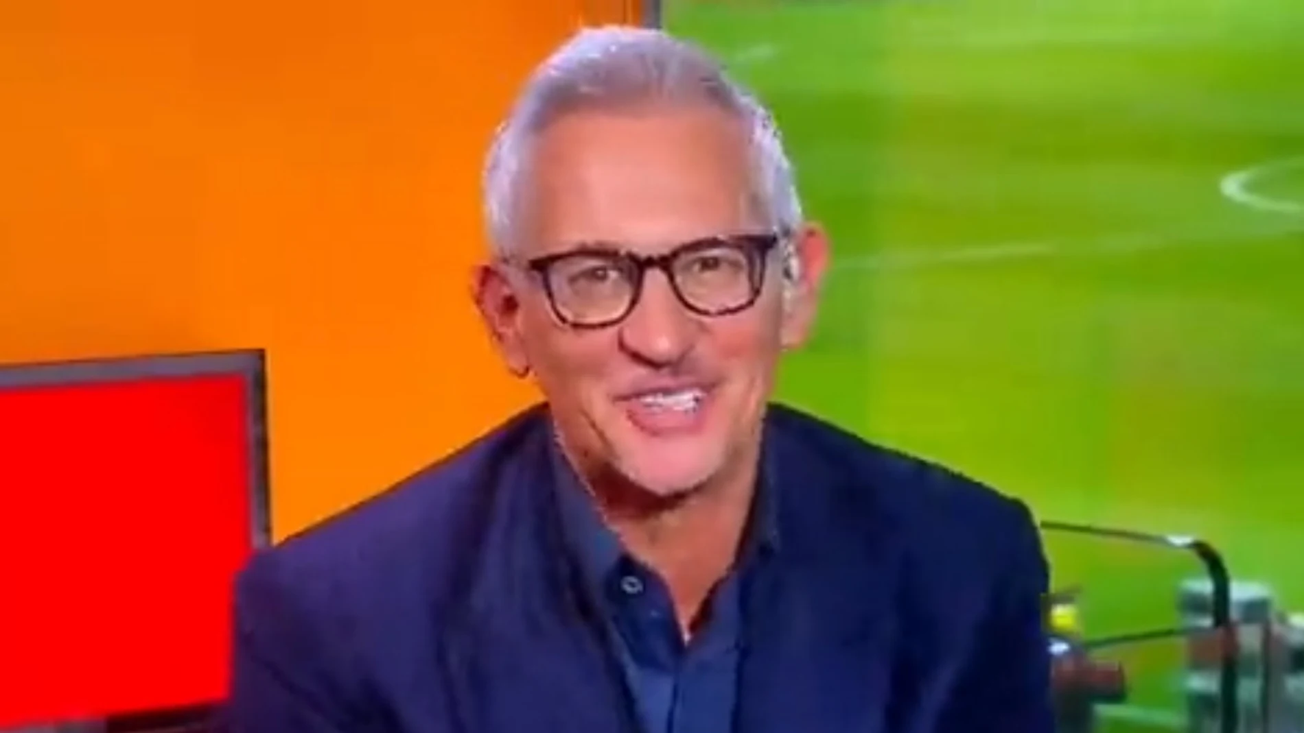 Gary Lineker intenta contener la risa en directo